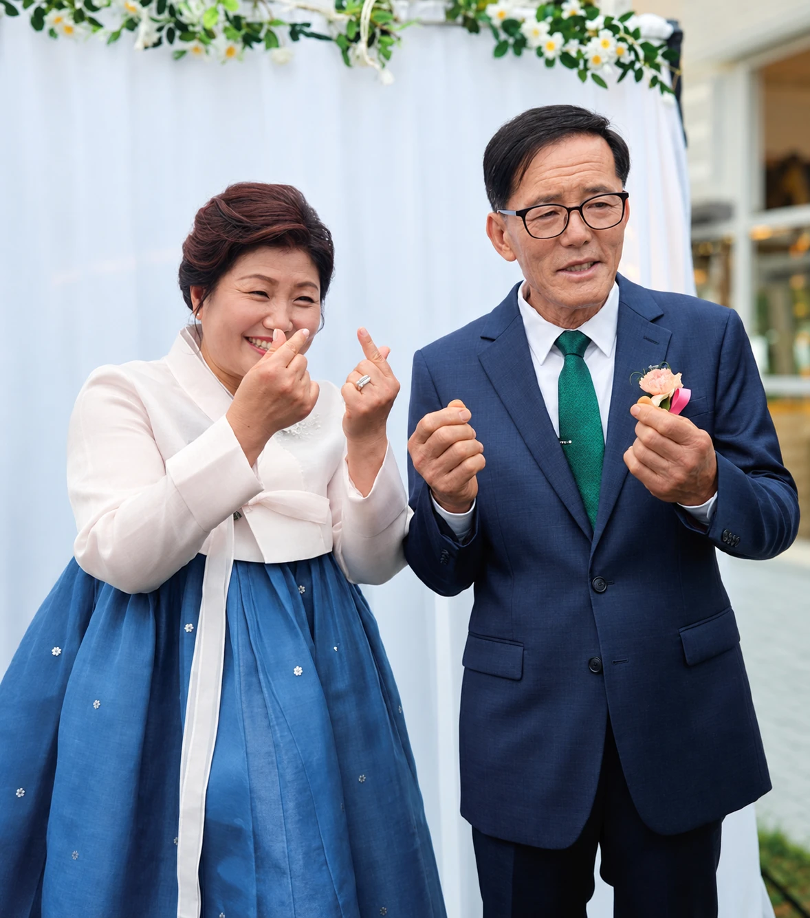 함께 포토부스 촬영을 즐기며 미소 짓는 부모님